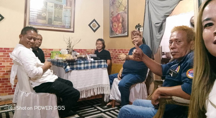 Pertemuan tiga tokoh masyarakat Kabupaten Bogor, Jonny Sirait sebagai Ketua Jago Kapayoen (relawan Jaro Ade), Haji Ujang sebagai Ketua Puncak Ngahiji dan Ustaz TB. Agus sebagai Ketua Dewan Pembina BPPKB Banten, Jawa Barat