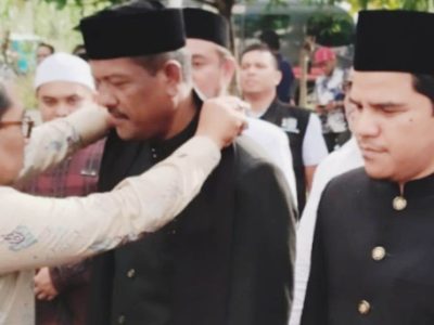 Sekretaris KIP Bireuen, Saifuddin mengalungkan bunga kepada pasangan calon (paslon) Murdani dan Muhaimin (Mu'Min) saat keduanya resmi mendaftar sebagai calon Bupati dan Wakil Bupati Bireuen