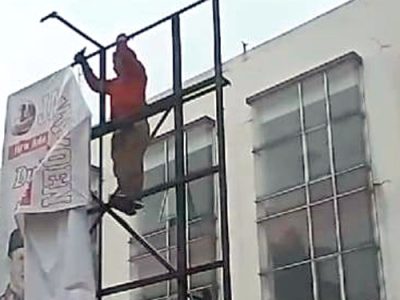 Relawan Jago Kapayoen tengah melepas banner di sekretariatnya