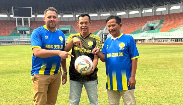 Jaro Ade (tengah) bersama Rocky Michael Chopra (kiri) dan pelatih Djajang Nurjaman