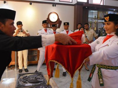 Pelipatan dan pengecekan bendera merah putih yang akan digunakan pada upacara Hari Ulang Tahun (HUT) Ke-79 Kemerdekaan Republik Indonesia