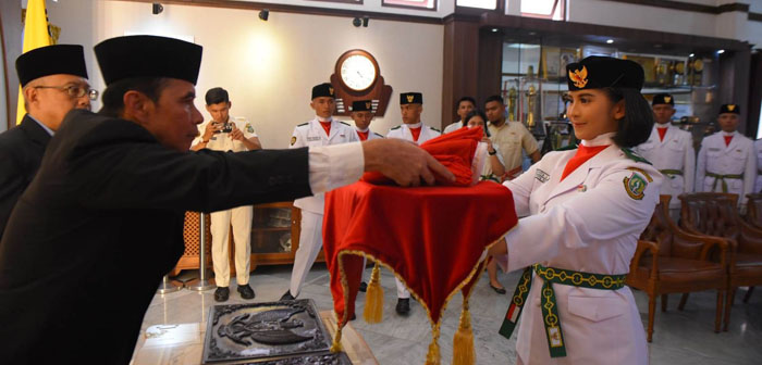 Pelipatan dan pengecekan bendera merah putih yang akan digunakan pada upacara Hari Ulang Tahun (HUT) Ke-79 Kemerdekaan Republik Indonesia