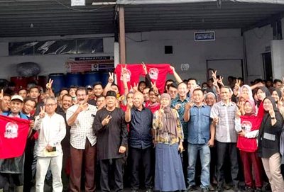 Calon Bupati Bogor nomor urut 2, H.R Bayu Syahjohan berfoto bersama karyawan PT. Dwi Prima Rejeky