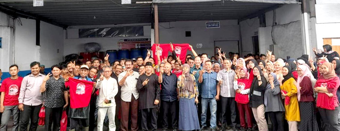 Calon Bupati Bogor nomor urut 2, H.R Bayu Syahjohan berfoto bersama karyawan PT. Dwi Prima Rejeky
