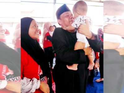 Calon Bupati Bogor nomor urut 2, H.R Bayu Syahjohan menggendong seorang balita, saat dirinya blusukan ke daerah-daerah di Kabupaten Bogor