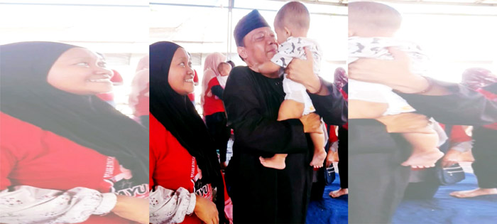 Calon Bupati Bogor nomor urut 2, H.R Bayu Syahjohan menggendong seorang balita, saat dirinya blusukan ke daerah-daerah di Kabupaten Bogor