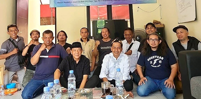 Pasangan calon Bupati dan Wakil Bupati Bogor nomor urut 02, H.R Bayu Syahjohan dan Musyafaur Rahman mengunjungi berfoto bersama pengurus Jaringan Jurnalis Bogor (JJB)