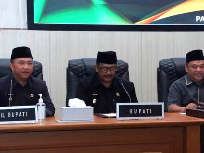Bupati Sukabumi, H. Asep Japar menyampaikan jawaban atas pandangan umum fraksi-fraksi DPRD mengenai Rancangan Peraturan Daerah (Raperda) tentang perubahan nomenklatur serta perubahan badan hukum Perusahaan Umum Daerah (Perumda) Bank Perkreditan Rakyat (BPR) Sukabumi menjadi Perseroda PT Bank Perekonomian Rakyat Sukabumi