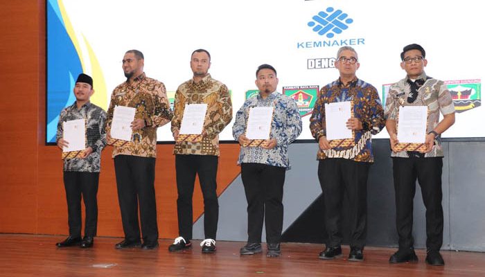 Bupati Bekasi, Ade Kuswara Kunang, menandatangani naskah kerja sama dengan Kementerian Ketenagakerjaan RI dalam rangka sinergitas data ketenagakerjaan