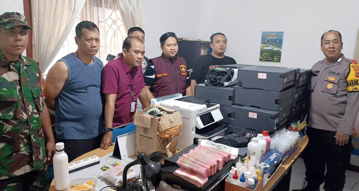Aparat gabungan dari Polsek Tanah Abang dan Polsek Bogor Barat berhasil menggerebek sebuah rumah di Perumahan Griya Melati 1, Bogor Barat, yang dijadikan sarang pembuatan uang palsu