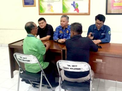 Kepala UPTD Disnaker Wilayah 1 Propinsi Jabar, Dhandi Sundhani (tengah) didampingi stafnya saat ditemui wartawan, di kantornya