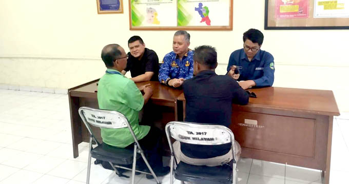 Kepala UPTD Disnaker Wilayah 1 Propinsi Jabar, Dhandi Sundhani (tengah) didampingi stafnya saat ditemui wartawan, di kantornya
