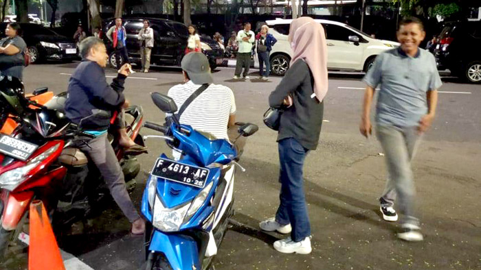 Sejumlah wartawan menunggu diluar kantor bupati karena tidak diperbolehkan masuk