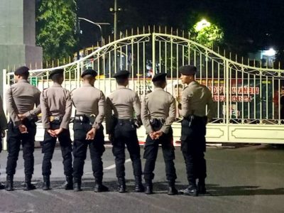 Pelantikan Pejabat Kabupaten Bogor diwarnai aksi unjuk rasa. Aparat kepolisian sedang berjaga di depan gerbang kantor bupati