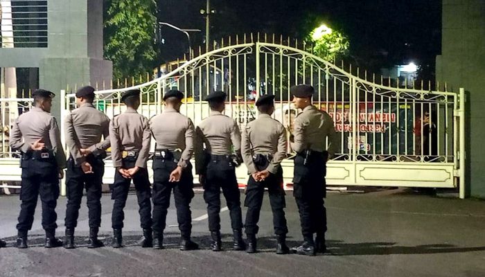 Pelantikan Pejabat Kabupaten Bogor diwarnai aksi unjuk rasa. Aparat kepolisian sedang berjaga di depan gerbang kantor bupati