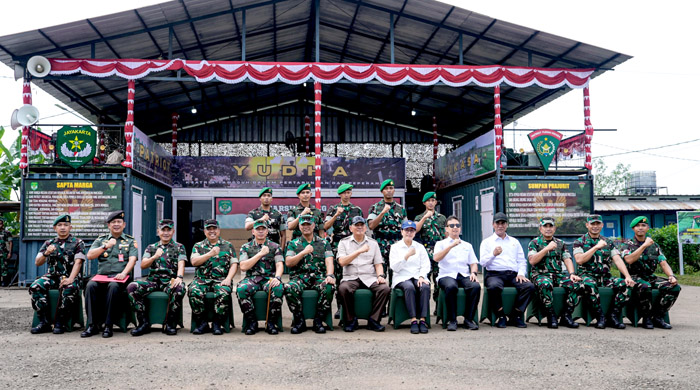 Menteri Pertahanan Sjafrie Sjamsoeddin dalam kunjungan ke Marshall Area Yonif TP 843 Patriot Yudha Vikasa, Cibitung, Kabupaten Bekasi
