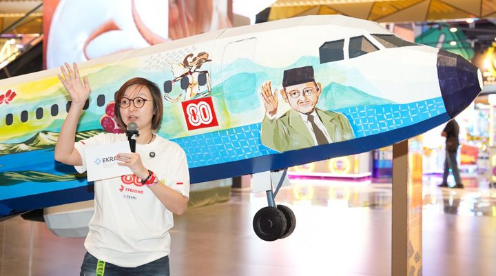 Replika pesawat berbahan kardus yang telah memecahkan rekor dari Museum Rekor Dunia Indonesia. (Foto: Dok. Biro Komunikasi Kemenekraf)