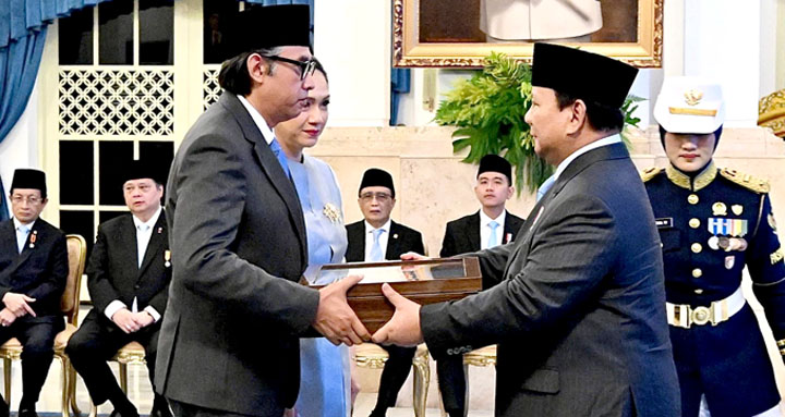 Tanda Kehormatan untuk Hoegeng dan Ben Mboi diserahkan Presiden Prabowo kepada ahli waris masing-masing, di Istana Negara, Jakarta, Senin (25/8/2025)