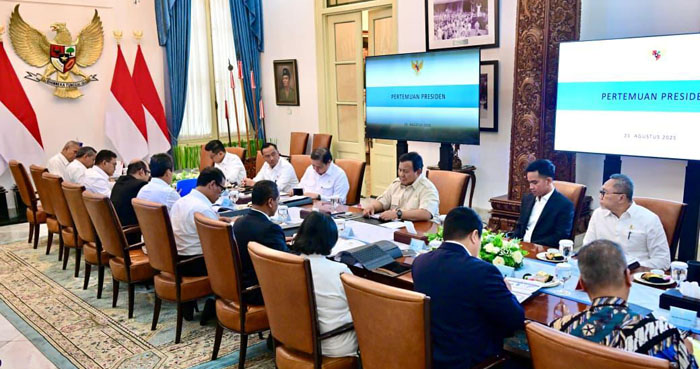 Presiden Prabowo Subianto memimpin rapat terbatas (ratas) mengenai perekonomian nasional bersama jajaran menteri Kabinet Merah Putih di Istana Merdeka