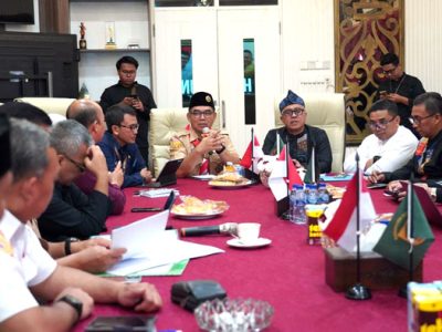 Sekretaris Daerah (Sekda) Kabupaten Bogor, Ajat Rochmat Jatnika menggelar pertemuan dengan Sekda Kota Bogor, Denny Mulyadi, di Pendopo Bupati Bogor