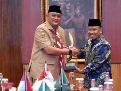 Bupati Bogor Rudy Susmanto bersama Wali Kota Depok Supian Suri usai menandatangani prasasti peresmian Pasar Rakyat Citayam, di Ruang Soekarno Hatta, Pendopo Bupati Bogor, Kamis (21/8/2025).