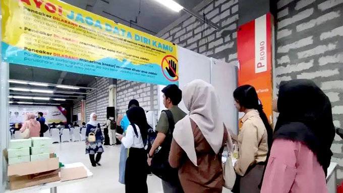 Sejumlah pencari kerja tengah mengikuti Job Fair yang diselenggarakan Dinas Tenaga Kerja Kota Depok. (Foto: depok.go.id)