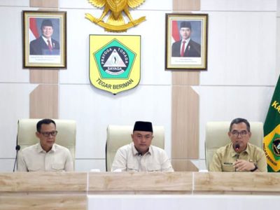 Bupati Bogor Rudy Susmanto (tengah), Wakil Bupati Bogor Ade Ruhandi atau Jaro Ade (kiri), dan Sekretaris Daerah Kabupaten Bogor Ajat Rochmat Jatnika saat rapat Evaluasi Pelaksanaan APBD Tahun Anggaran 2025