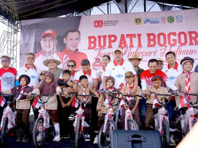 Bupati Bogor Rudy Susmanto dan Wabup Bogor Ade Ruhandi (Jaro Ade) pada acara Fun Bike l di Desa Malasari, Kecamatan Nanggung. (Foto: Istimewa)