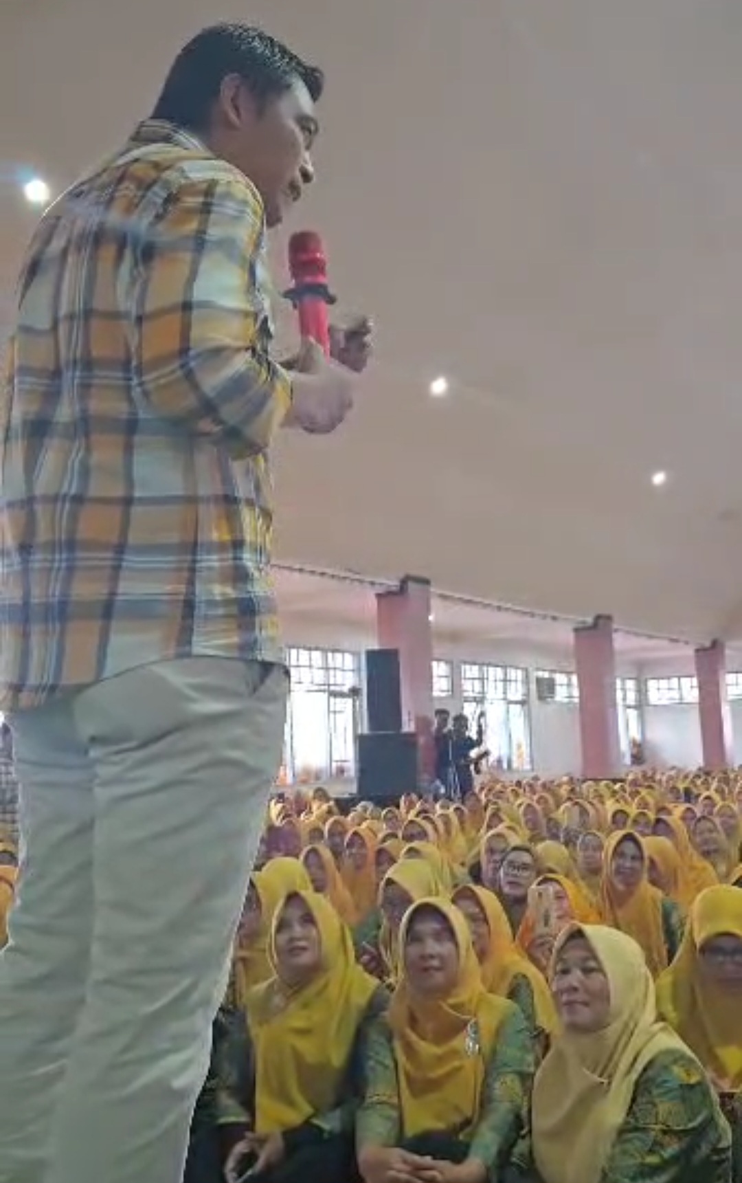 Ustad Nana Gerhana, saat memberikan Tausiyah.