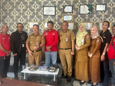 Foto bersama pengurus DPC PWRI Lampura bersama Kepala Disdik Kabupaten Lampung Utara