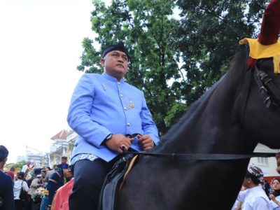 Bupati Bogor Rudy Susmanto mengunggangi kuda saat menghadiri Peringatan Hari Ulang Tahun (HUT) Ke-80 Provinsi Jawa Barat. (Foto: Dok. Humas Pemkab Bogor)