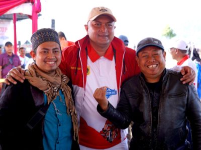 Bupati Bogor, Rudy Susmanto (tengah) bersama dua warga Malasari. (Foto: Istimewa)