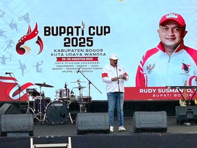 Bupati Bogor Rudy Susmanto saat membuka ajang Bupati Cup 2025 di Stadion Pakansari, Cibinong.
