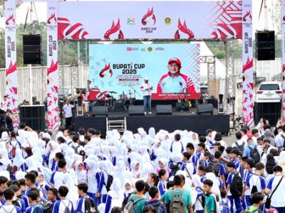 Bupati Bogor Rudy Susmanto saat membuka ajang Bupati Cup 2025 di Stadion Pakansari, Cibinong.