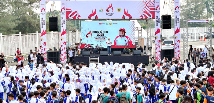 Bupati Bogor Rudy Susmanto saat membuka ajang Bupati Cup 2025 di Stadion Pakansari, Cibinong.