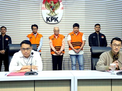 Komisi Pemberantasan Korupsi (KPK) menetapkan tersangka dalam dugaan tindak pidana korupsi berupa suap terkait pengadaan katalis di PT Pertamina (Persero) Tahun Anggaran (TA) 2012- 2014