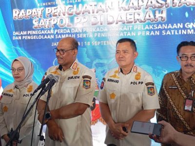 Direktur Jenderal Bina Administrasi Kewilayahan, Safrizal ZA saat memberikan keterangan kepada wartawan usai Rapat Penguatan Kapasitas Satpol PP, di Kampus IPDN Jatinangor