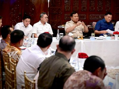 Presiden Prabowo Subianto saat rapat bersama sejumlah menteri Kabinet Merah Putih di kediaman pribadinya, Jalan Kertanegara, Jakarta, Minggu (28/9/2025) petang.