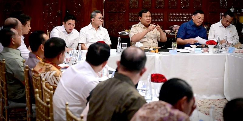 Presiden Prabowo Subianto saat rapat bersama sejumlah menteri Kabinet Merah Putih di kediaman pribadinya, Jalan Kertanegara, Jakarta, Minggu (28/9/2025) petang.