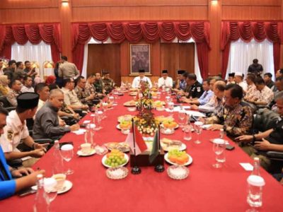 Bupati Bogor Rudy Susmanto bersama Forum Koordinasi Pimpinan Daerah (Forkopimda) Kabupaten Bogor serta jajaran Pemerintah Kabupaten Tangerang menggelar rapat lintas daerah