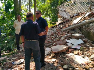 Pihak Dinas Pendidikan Kabupaten Bogor saat melakukan inspeksi lapangan dan perencanaan penanganan sarana dan prasarana SDN Nangela. (Istimewa)
