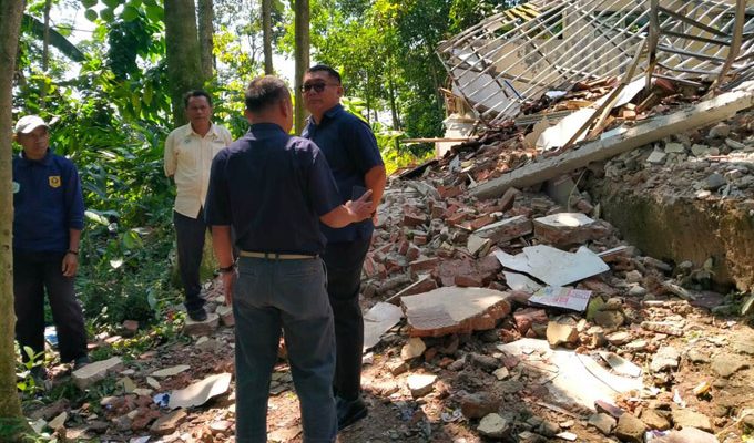 Pihak Dinas Pendidikan Kabupaten Bogor saat melakukan inspeksi lapangan dan perencanaan penanganan sarana dan prasarana SDN Nangela. (Istimewa)
