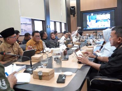 Sekretaris Daerah Kabupaten Bogor, Ajat Rochmat Jatnika mewakili Bupati Bogor Rudy Susmanto mengikuti rapat kerja sama peningkatan ruas jalan Kabupaten Bogor yang melintasi kawasan Taman Nasional Gunung Halimun Salak