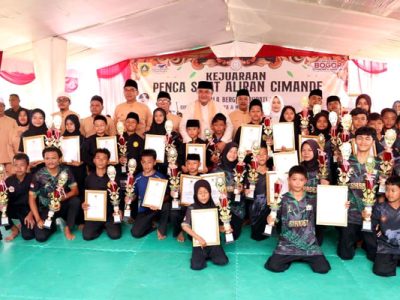 Bupati Bogor, Rudy Susmanto berfoto bersama pada Festival dan Kejuaraan Pencak Silat Cimande tingkat Kabupaten Bogor