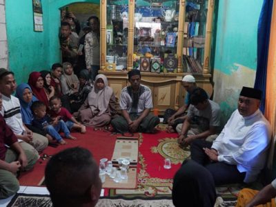 Bupati Bogor Rudy Susmanto saat mengunjungi kediaman salah satu korban ambruknya Majelis Taklim Asobiyah