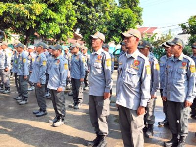 Petugas Linmas. Bupati Bogor Rudy Susmanto, resmi menerbitkan Surat Edaran Nomor 200.1.1/26-Bakesbangpol tentang Upaya Menjaga Kondusifitas Wilayah Kabupaten Bogor