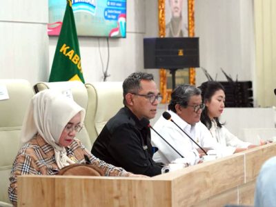 Sekretaris Daerah (Sekda) Kabupaten Bogor, Ajat Rochmat Jatnika, mewakili Bupati Bogor Rudy Susmanto, memimpin rapat lanjutan persiapan Bulan Bakti Peternakan dan Kesehatan Hewan ke-189 serta Kontes Ternak Piala Presiden 2025