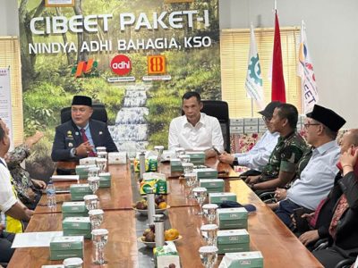 Bupati Bogor Rudy Susmanto didampingi Wakil Bupati Bogor Ade Ruhandi saat rapat membahas Pembangunan Bendungan Cibeet dan Cijurey