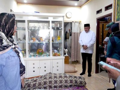 Bupati Bogor Rudy Susmanto saat mengunjungi keluarga korban musibah ambruknya bangunan Majelis Taklim Asobiyah