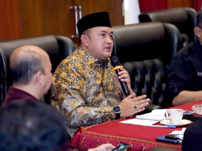 Bupati Bogor Rudy Susmanto. Ia menegaskan komitmennya untuk menyelesaikan program Rutilahu dalam waktu maksimal tiga tahun, lebih cepat dari proyeksi umum